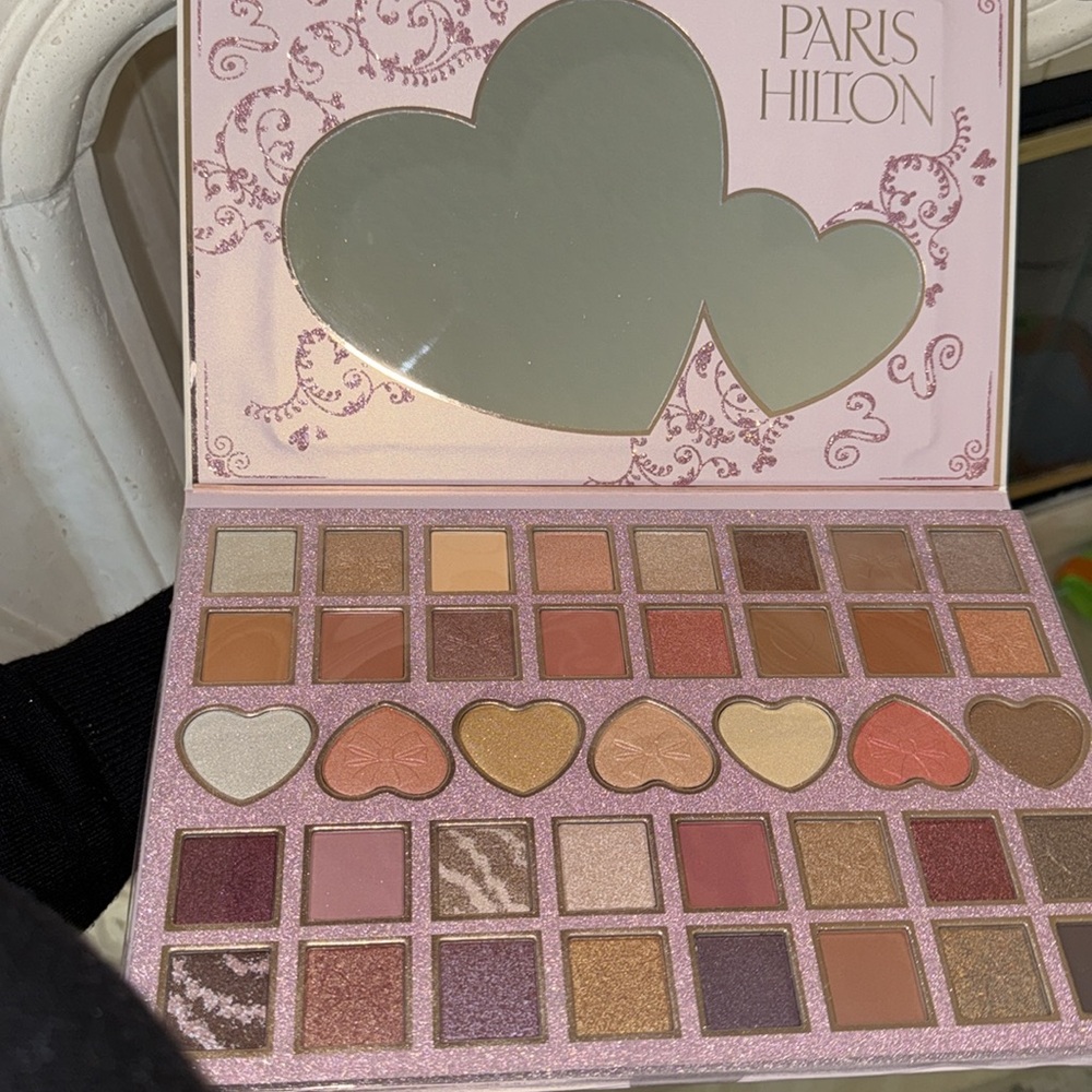 39 pcs PARIS HILTON DREAM GIRL  FACE & EYE PALETTE